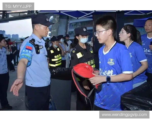 绿茵争锋今夜再燃激情 谁将笑到最后揭晓悬念 绿茵争锋今夜再燃激情 谁将笑到最后揭晓悬念